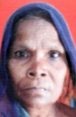 परिवार के साथ गमगीन बैठा मृतक धन देवी का बड़ा बेटा बदनपाल। संवाद परिवार के साथ गमगीन बैठा मृतक धन देवी का बड़ा बेटा बदनपाल। संवाद