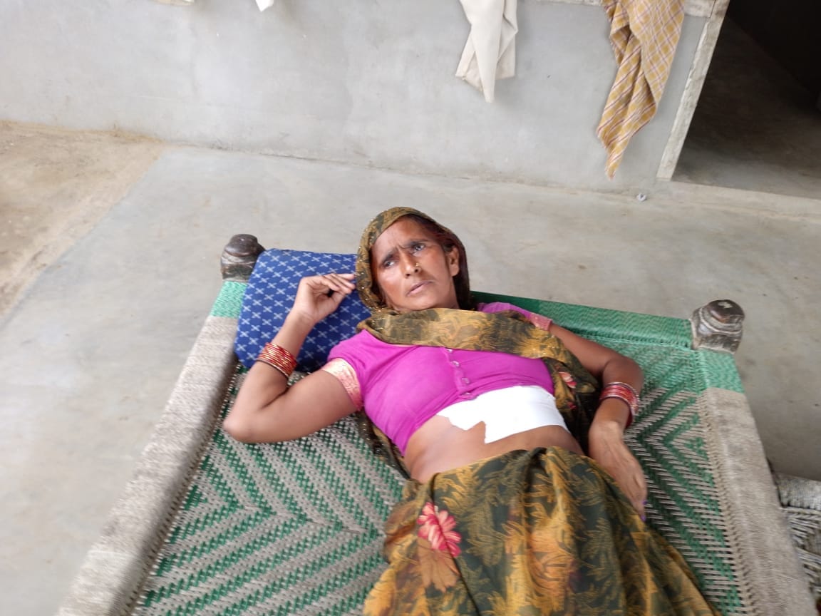 परिवार के साथ गमगीन बैठा मृतक धन देवी का बड़ा बेटा बदनपाल। संवाद परिवार के साथ गमगीन बैठा मृतक धन देवी का बड़ा बेटा बदनपाल। संवाद