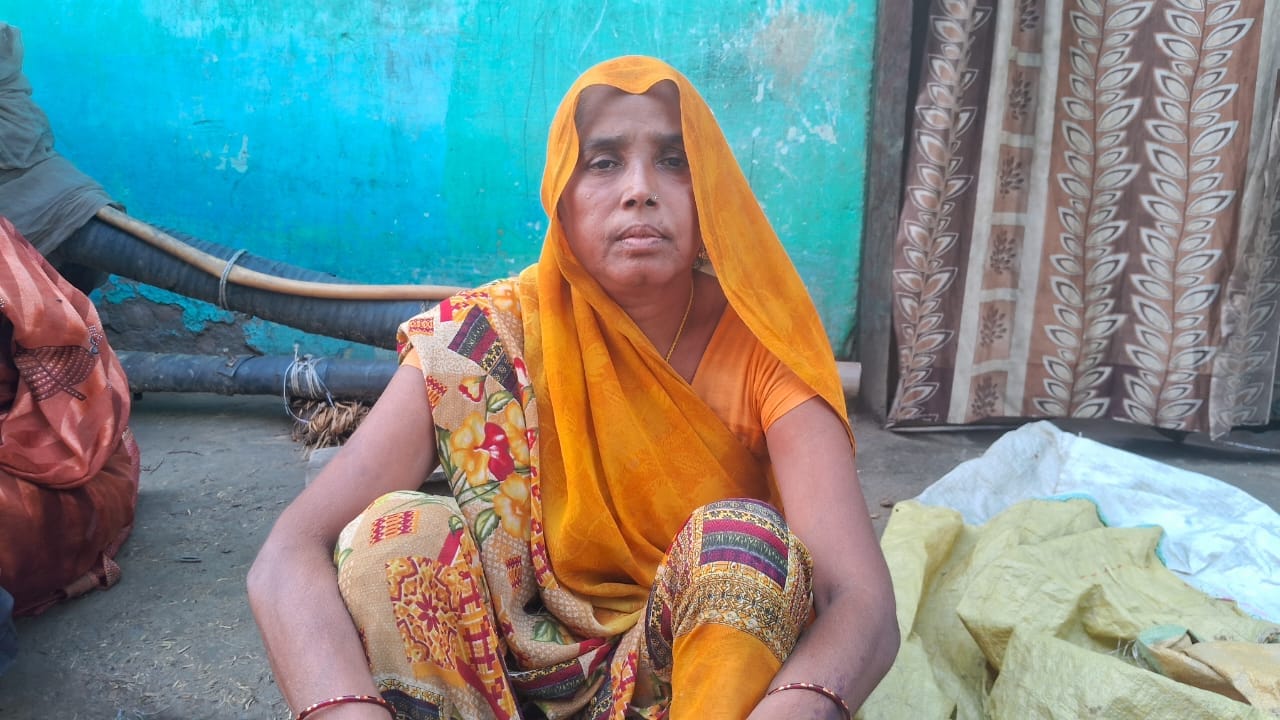 परिवार के साथ गमगीन बैठा मृतक धन देवी का बड़ा बेटा बदनपाल। संवाद परिवार के साथ गमगीन बैठा मृतक धन देवी का बड़ा बेटा बदनपाल। संवाद