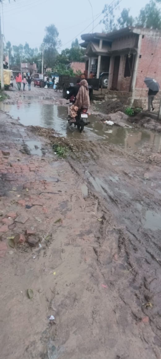 धनाराघाट रोड के निर्माण को लेकर सड़क पर पड़े पत्थर।स्रोत:ग्रामीण धनाराघाट रोड के निर्माण को लेकर सड़क पर पड़े पत्थर।स्रोत:ग्रामीण