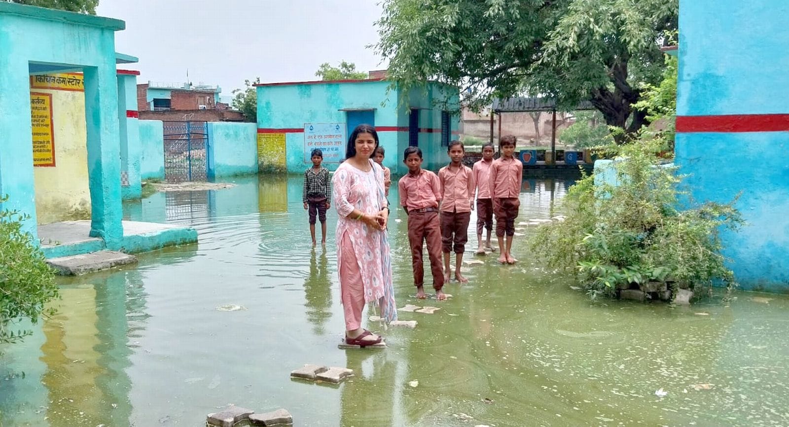 वज़ीरगंज के संविलियन विद्यालय में हुआ जलभराव। संवाद वज़ीरगंज के संविलियन विद्यालय में हुआ जलभराव। संवाद