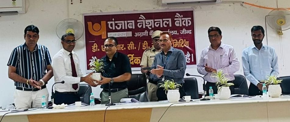 04जेएनडी19-कार्यक्रम में एडीसी डॉ. हरीश वशिष्ठ को पौधा देकर सम्मानित करते हुए। स्रोत प्रशासन