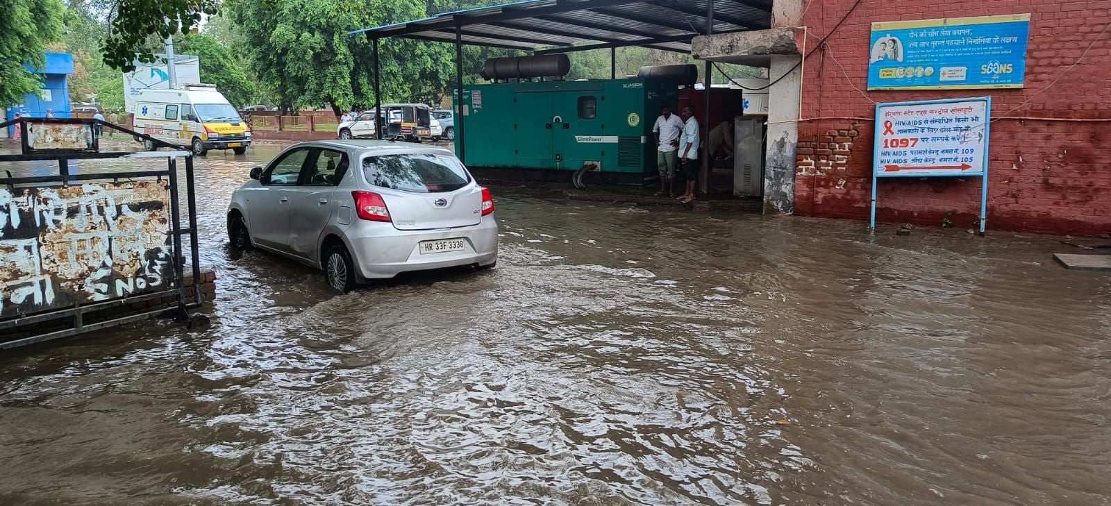 05जेएनडी15 : नागरिक अस्पताल में बरसात के समय भरा पानी, जो बाद में निकाला गया। संवाद