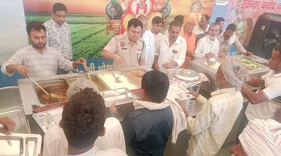05जेएनडी27: शुद्ध रसोई में खाना परोसते हुए डीएसपी अमित भाटिया। संवाद
