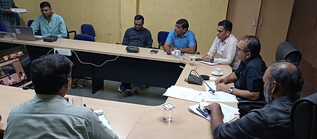05जेएनडी43: वीसी में भाग लेते हुए एडीसी डॉ. हरीश वशिष्ठ व अन्य अधिकारी। स्रोत प्रशासन 05जेएनडी43: वीसी में भाग लेते हुए एडीसी डॉ. हरीश वशिष्ठ व अन्य अधिकारी। स्रोत प्रशासन