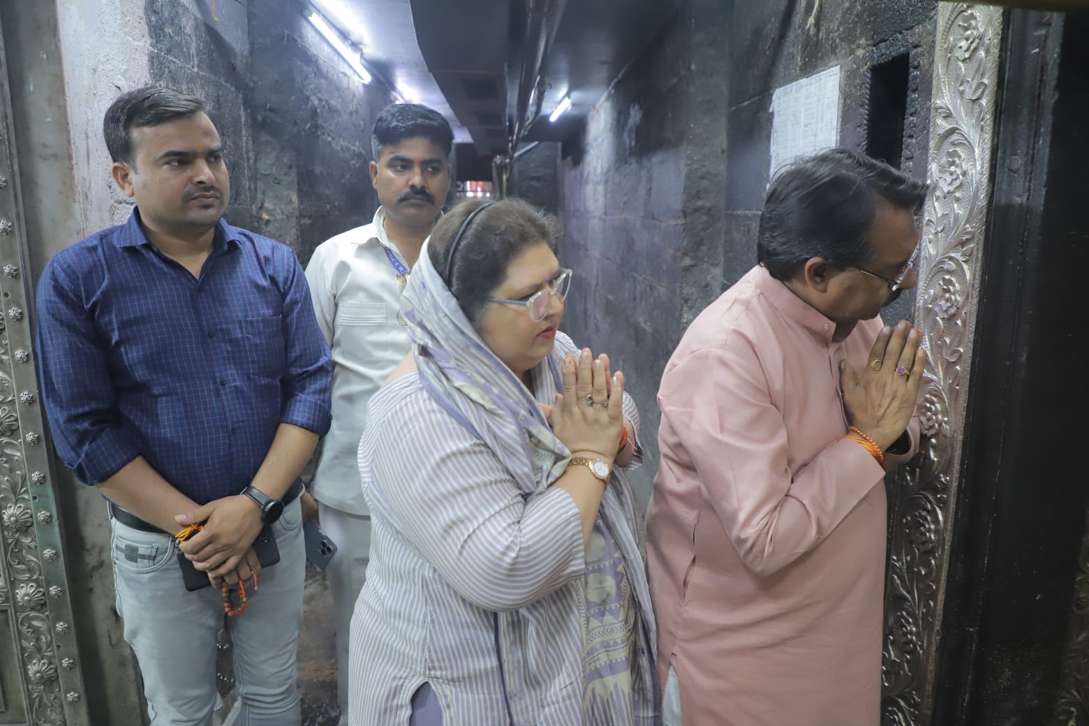 बाबा महाकाल के दरबार पहुंचे कैबिनेट मंत्री हर्ष मल्होत्रा...आशीर्वाद लेने के साथ जल चढ़ाया और आ बाबा महाकाल के दरबार पहुंचे कैबिनेट मंत्री हर्ष मल्होत्रा...आशीर्वाद लेने के साथ जल चढ़ाया और आ