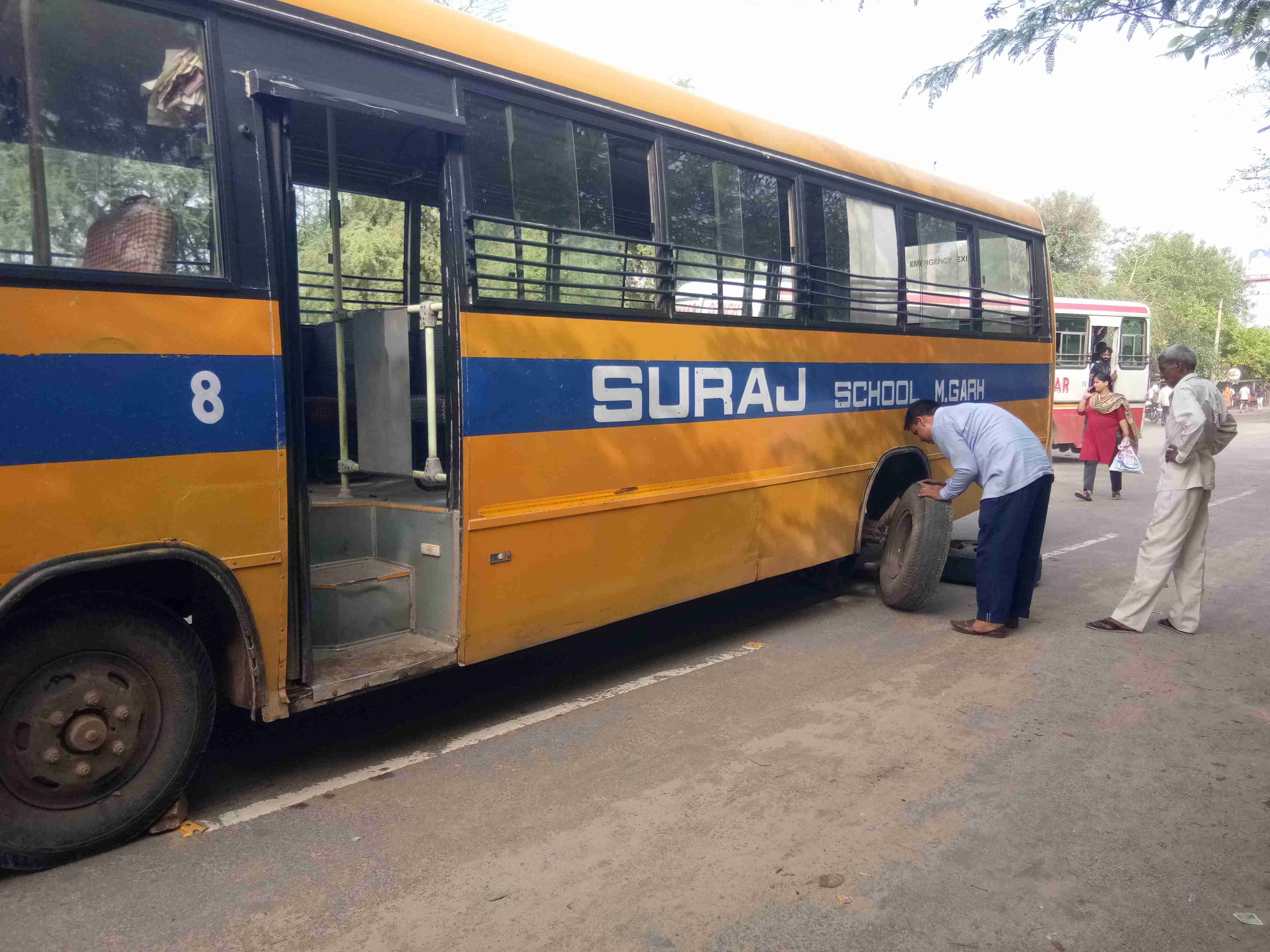 फोटो संख्या:53- बस स्टैंड के सामने निजी स्कूल बस का निकला टायर--स्रोत--संवाद