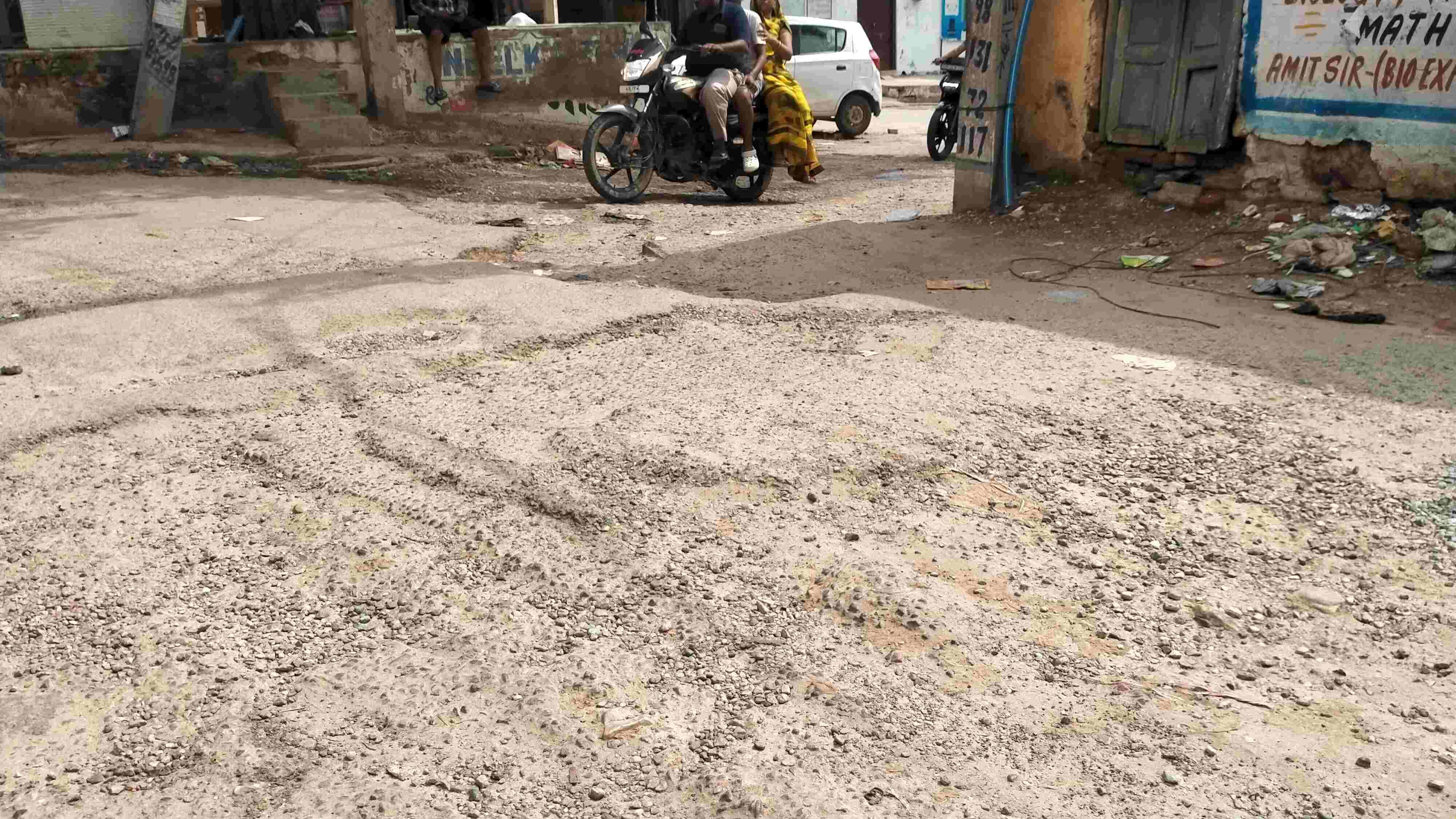 फोटो संख्या:65- ब्रह्माचारी सड़क मार्ग बदहाल अवस्था में--स्रोत--संवाद फोटो संख्या:65- ब्रह्माचारी सड़क मार्ग बदहाल अवस्था में--स्रोत--संवाद
