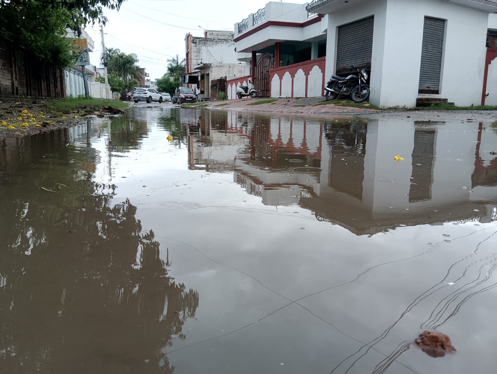 गांव राठ से कमलापुर तक जाने वाली सड़क बरसात में धंसी।स्रोत:ग्रामीण गांव राठ से कमलापुर तक जाने वाली सड़क बरसात में धंसी।स्रोत:ग्रामीण