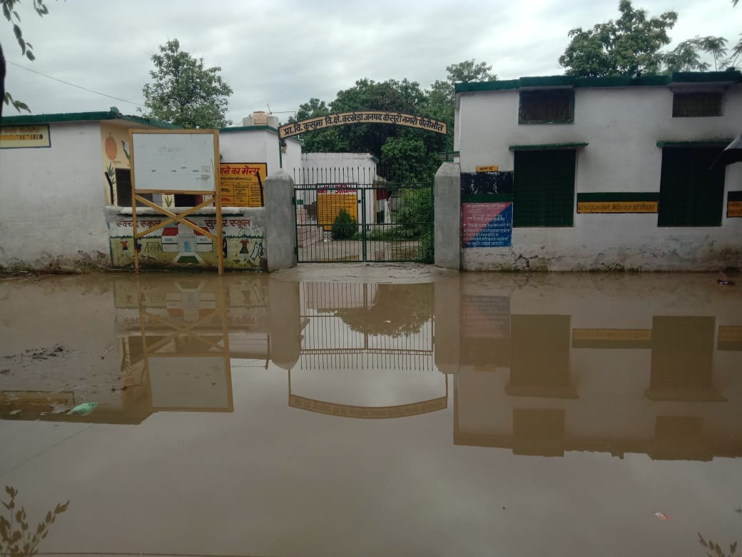 गांव राठ से कमलापुर तक जाने वाली सड़क बरसात में धंसी।स्रोत:ग्रामीण गांव राठ से कमलापुर तक जाने वाली सड़क बरसात में धंसी।स्रोत:ग्रामीण