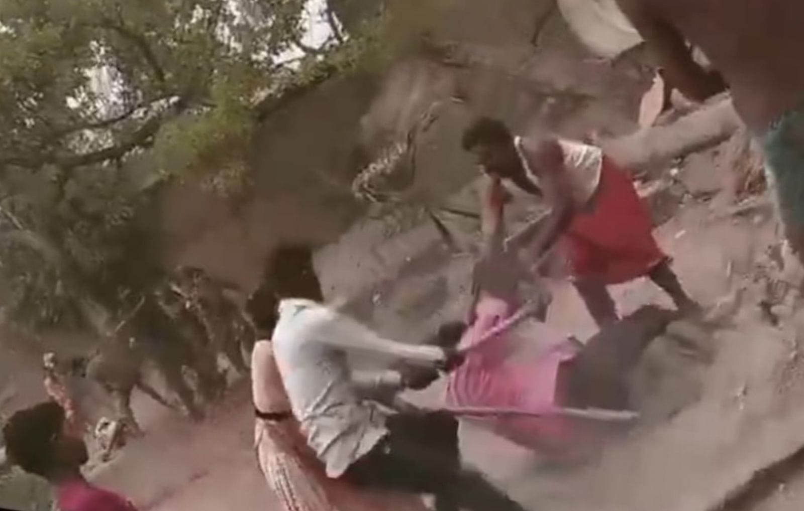 कोतवाली क्षेत्र के ग्राम द्वियोरी गांव में मामले की छानबीन करते एडीएम व एसपी सिटी। संवाद कोतवाली क्षेत्र के ग्राम द्वियोरी गांव में मामले की छानबीन करते एडीएम व एसपी सिटी। संवाद