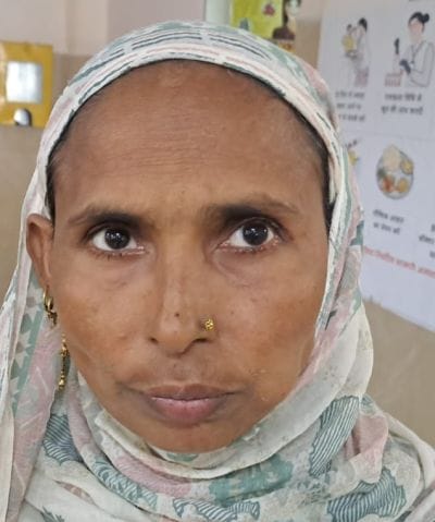 ओपीडी कक्ष संख्या तीन के सामने  डॉक्टर का इंतजार करते मरीज। संवाद
