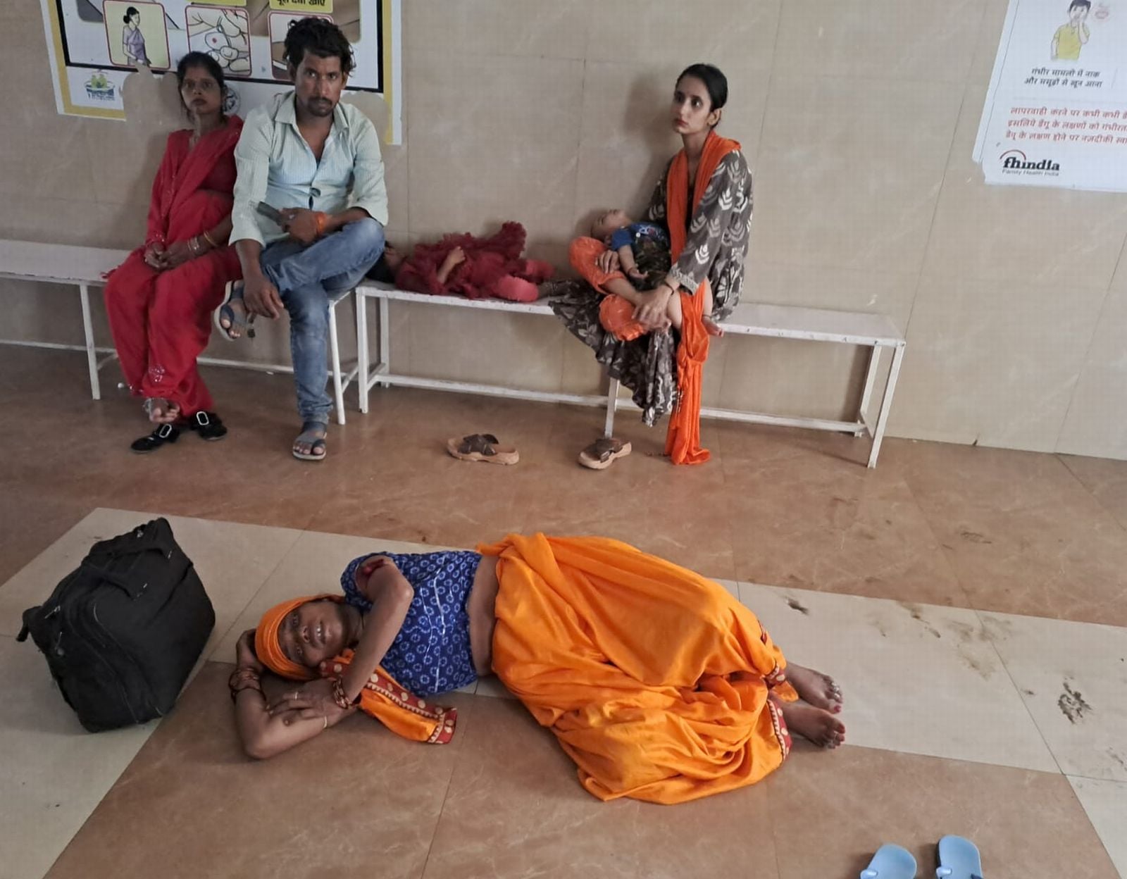 ओपीडी कक्ष संख्या तीन के सामने  डॉक्टर का इंतजार करते मरीज। संवाद