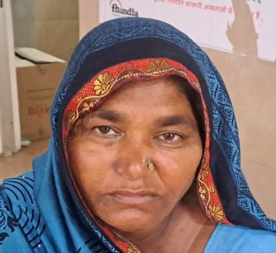 ओपीडी कक्ष संख्या तीन के सामने  डॉक्टर का इंतजार करते मरीज। संवाद