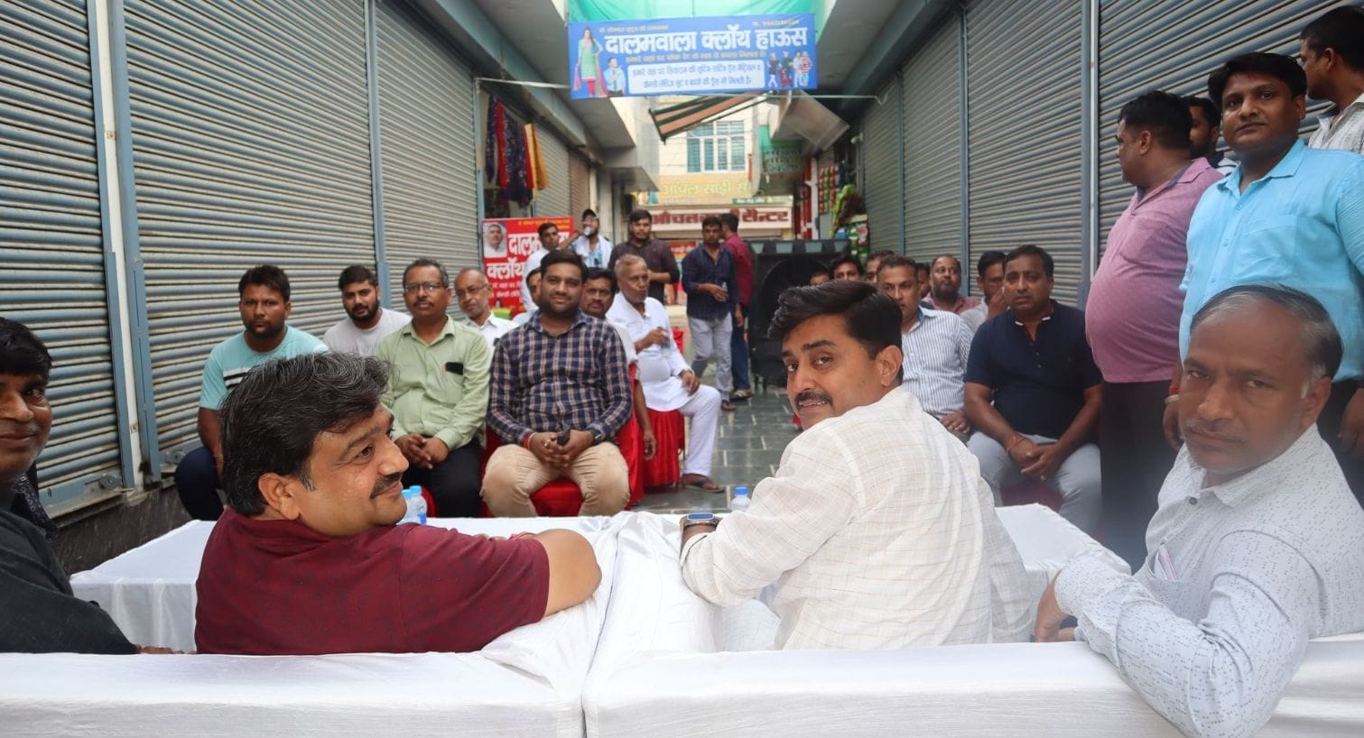 06जेएनडी19 : कपड़ा मार्केट में व्यापारियों को संबाेधित करते प्रदीप गिल व अन्य व्यापारी। संवाद 06जेएनडी19 : कपड़ा मार्केट में व्यापारियों को संबाेधित करते प्रदीप गिल व अन्य व्यापारी। संवाद