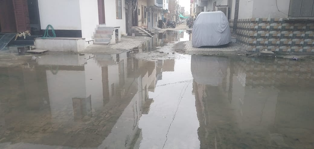 06जेएनडी20: हकीकत नगर की गलियों में खड़ा सीवरेजयुक्त गंदा पानी। संवाद 06जेएनडी20: हकीकत नगर की गलियों में खड़ा सीवरेजयुक्त गंदा पानी। संवाद