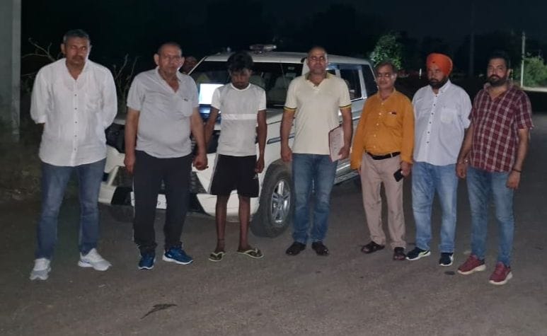 06जेएनडी22: पुलिस गिरफ्त में पकड़ा गया आरोपी। स्रोत पुलिस प्रशासन 06जेएनडी22: पुलिस गिरफ्त में पकड़ा गया आरोपी। स्रोत पुलिस प्रशासन