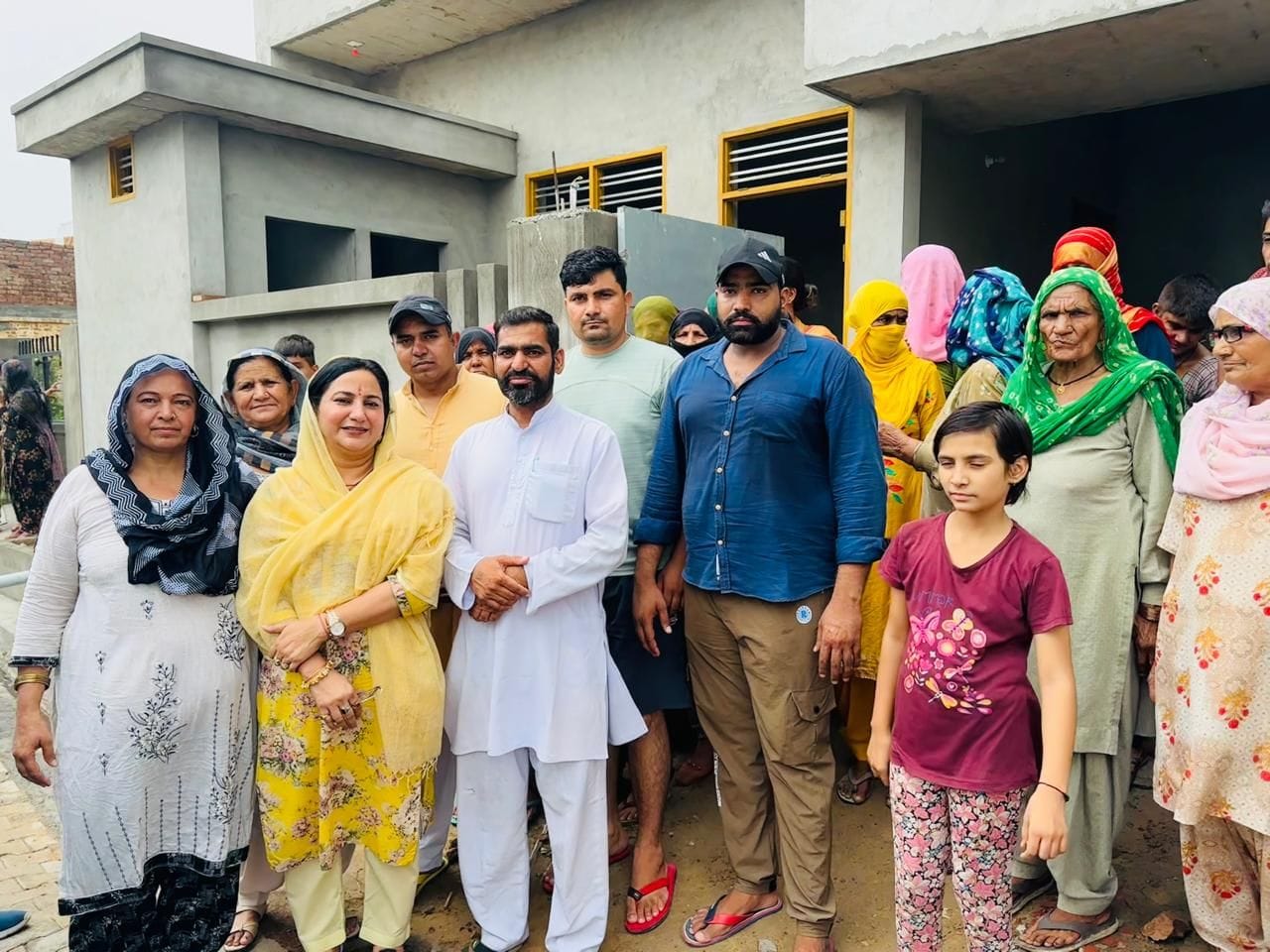 06जेएनडी24: सिरसा खेड़ी गांव में पहुंची इनेलो नेत्री सुनैना चौटाला। संवाद