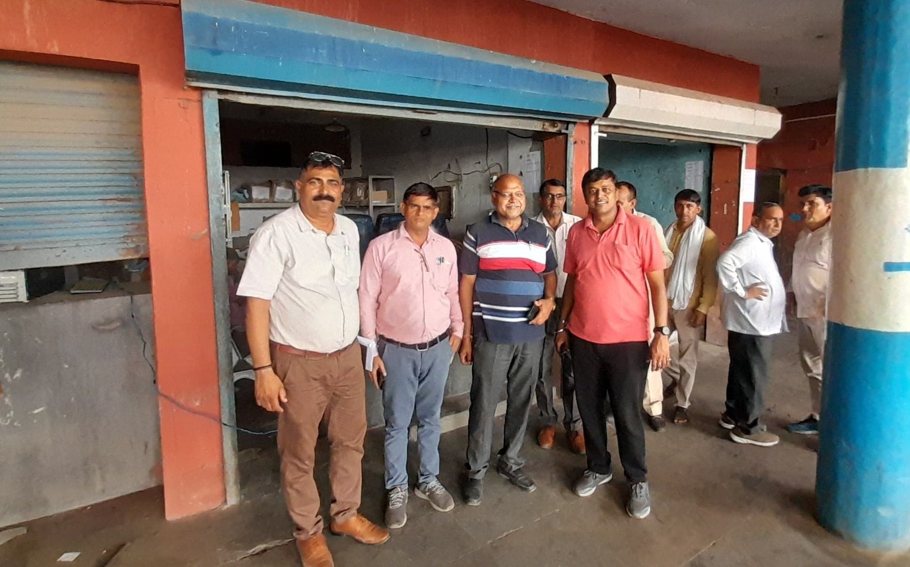 06जेएनडी32: बस स्टैंड पर निरीक्षण करते हुए रोडवेज के महाप्रबंधक व बस स्टैंड कर्मचारी। संवाद 06जेएनडी32: बस स्टैंड पर निरीक्षण करते हुए रोडवेज के महाप्रबंधक व बस स्टैंड कर्मचारी। संवाद
