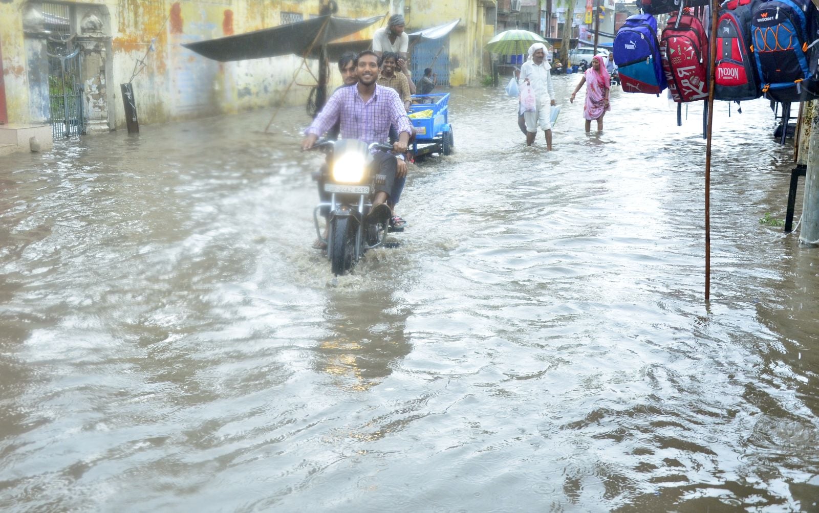 छह सड़का स्टेशन रोड पर इंजन में पानी भरने से बंद पड़ी बाइकें। संवाद
