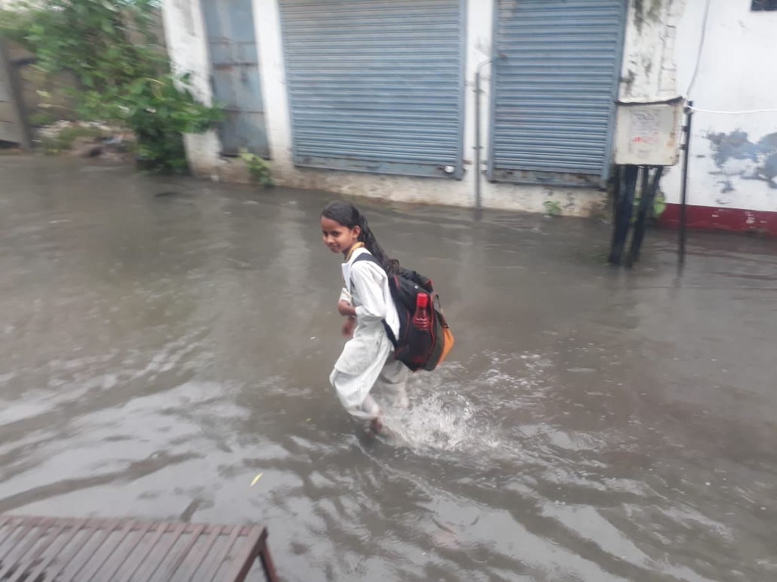 छह सड़का स्टेशन रोड पर इंजन में पानी भरने से बंद पड़ी बाइकें। संवाद