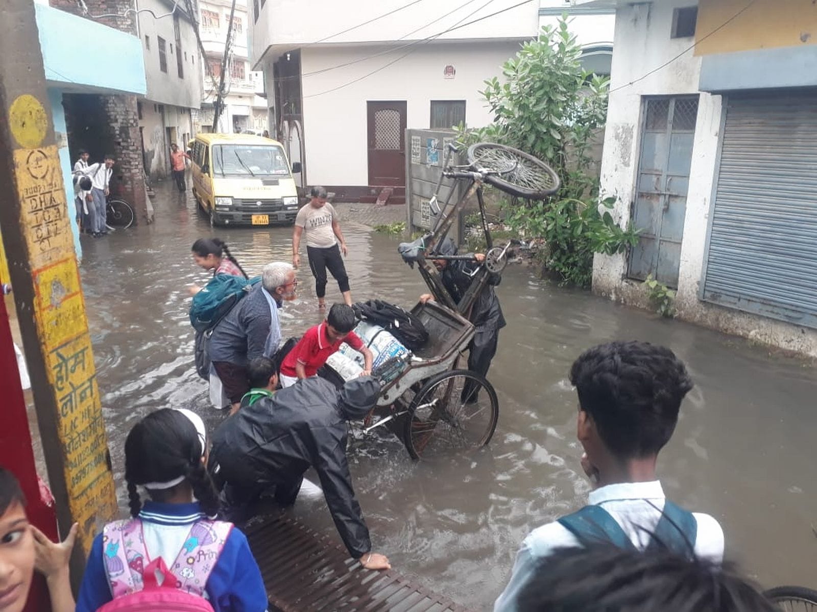 छह सड़का स्टेशन रोड पर इंजन में पानी भरने से बंद पड़ी बाइकें। संवाद