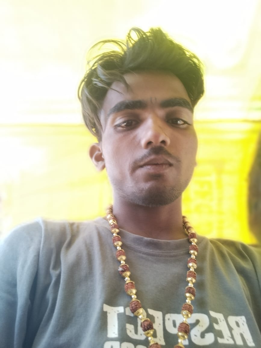गांव अलकथान में युवक की मौत की सूचना पर एकत्र लोग।संवाद
