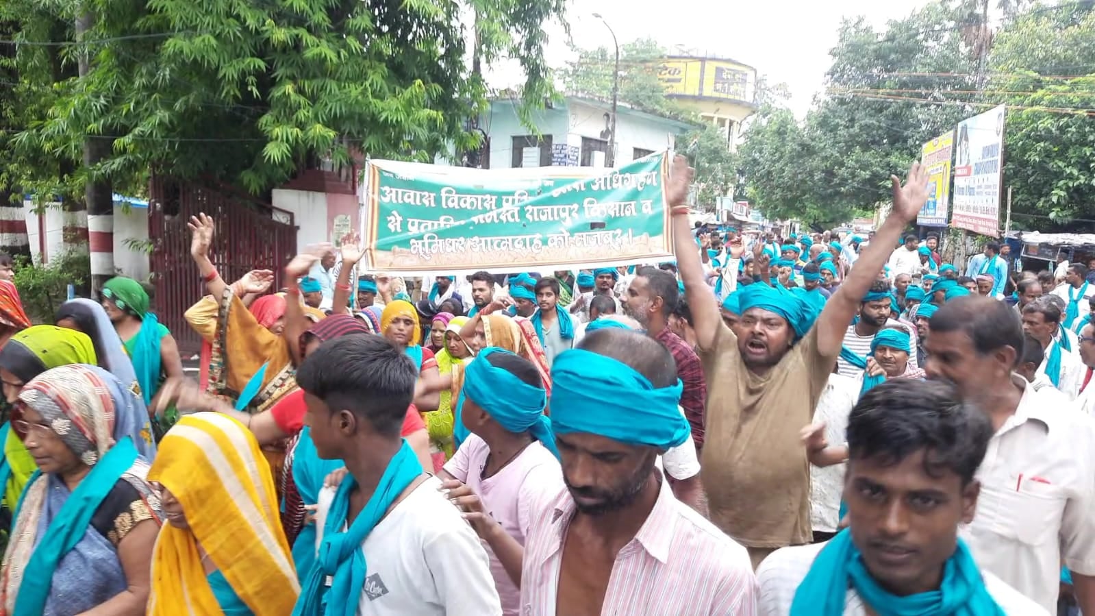 कलेक्ट्रेट में किसानों से बत करते एसडीएम-तहसीलदार संवाद कलेक्ट्रेट में किसानों से बत करते एसडीएम-तहसीलदार संवाद