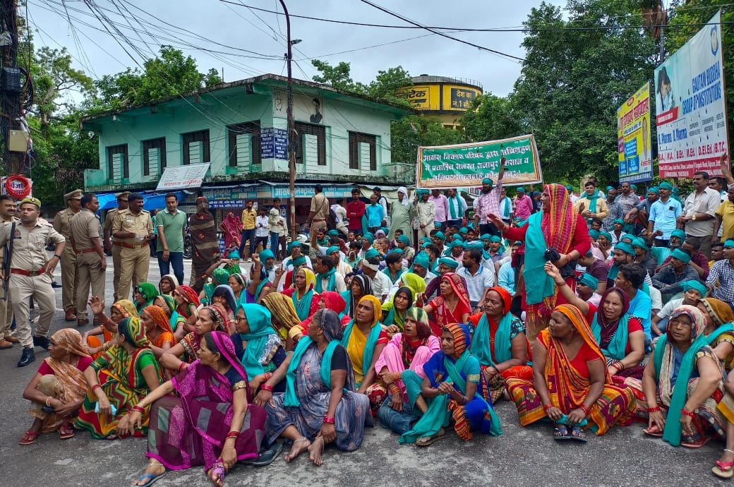 कलेक्ट्रेट में किसानों से बत करते एसडीएम-तहसीलदार संवाद कलेक्ट्रेट में किसानों से बत करते एसडीएम-तहसीलदार संवाद