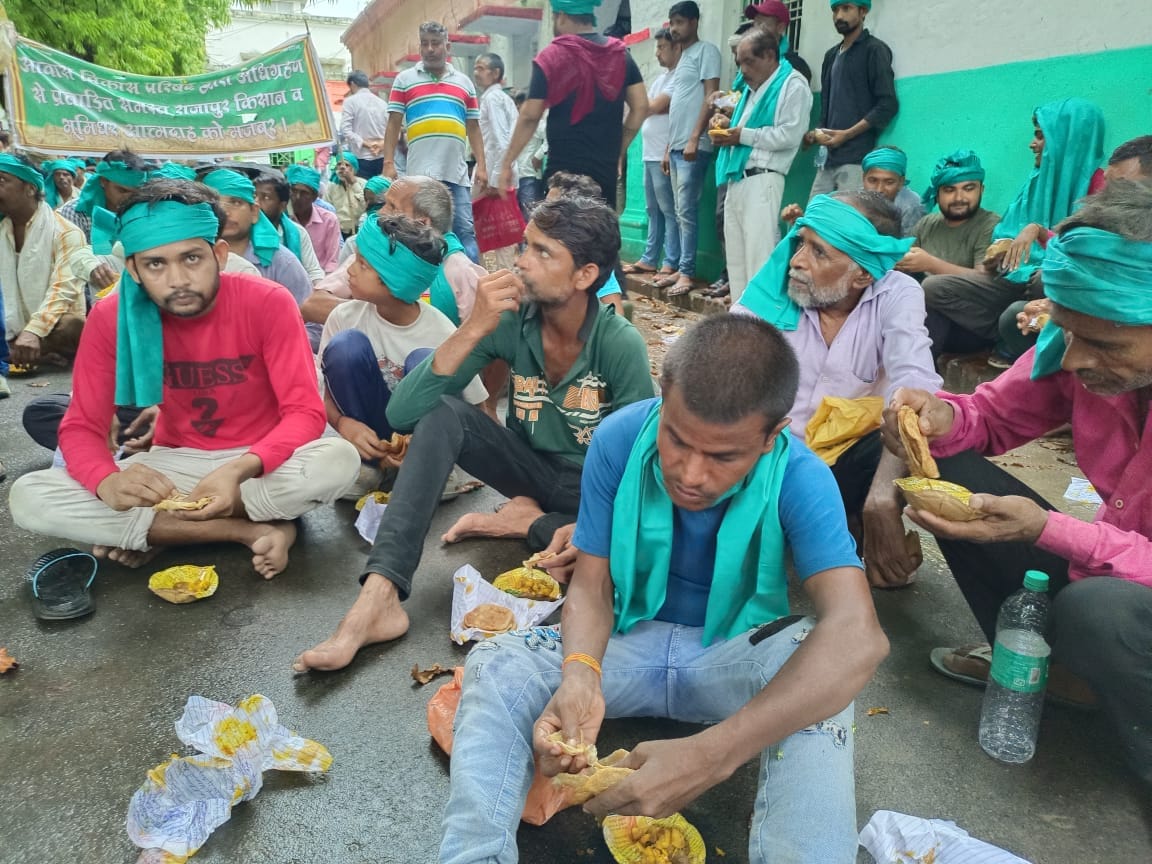 कलेक्ट्रेट में किसानों से बत करते एसडीएम-तहसीलदार संवाद कलेक्ट्रेट में किसानों से बत करते एसडीएम-तहसीलदार संवाद