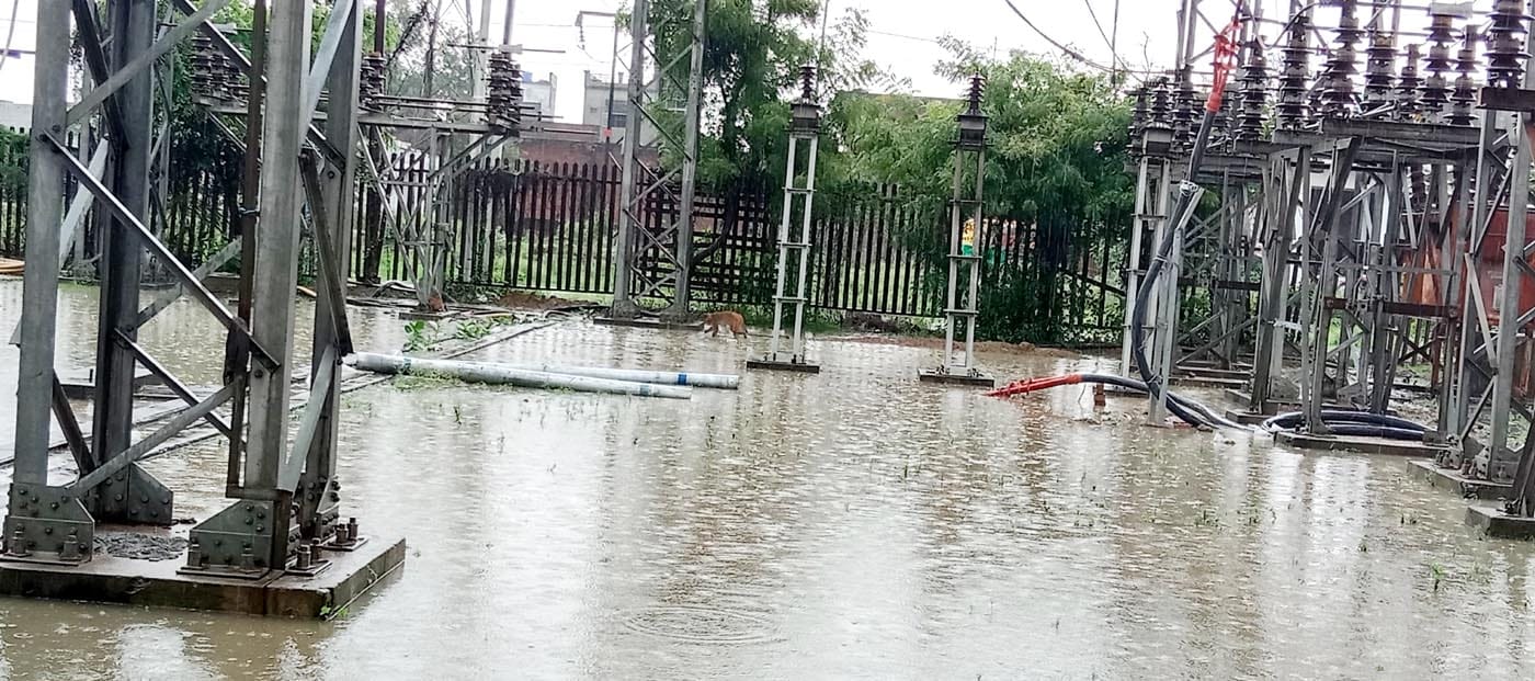ओरछी में टूटा पड़ा बिजली का खंभा। संवाद