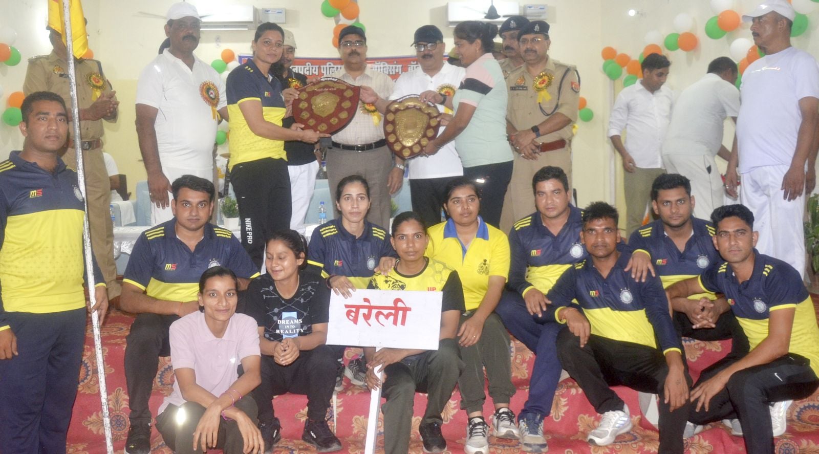 पुलिस लाइन मैदान में अंतरजनपदीय पुलिस खेलकूद प्रतियोगिता में बदायूं की टीम को पुरस्कृत करते डीए पुलिस लाइन मैदान में अंतरजनपदीय पुलिस खेलकूद प्रतियोगिता में बदायूं की टीम को पुरस्कृत करते डीए