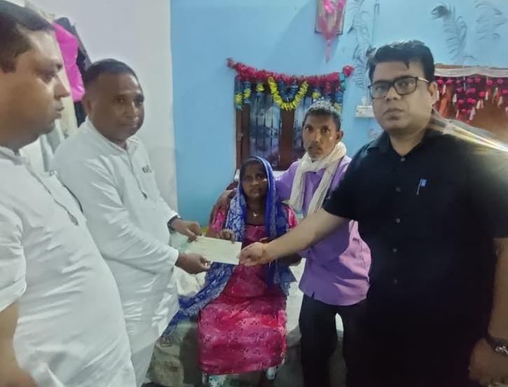 पुरनपुर तहसील क्षेत्र के गांव बागर में रामवती के पति को सहायता चेक सौंपते विघायक और एसडीएम।स्रो पुरनपुर तहसील क्षेत्र के गांव बागर में रामवती के पति को सहायता चेक सौंपते विघायक और एसडीएम।स्रो