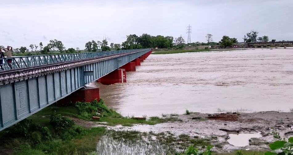 धोबियाना में सुतिया नाला में बालू भरी बोरी डाल कटान रोकते मजदूर-संवाद