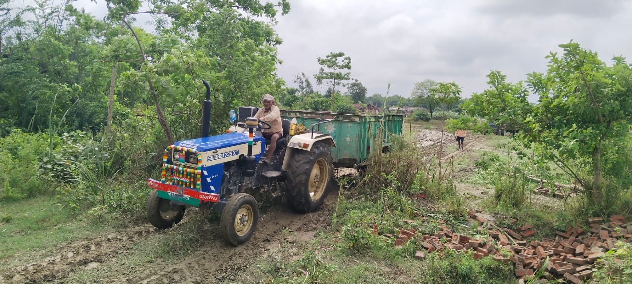 धोबियाना में सुतिया नाला में बालू भरी बोरी डाल कटान रोकते मजदूर-संवाद