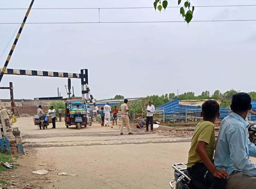 07जेएनडी08-भिवानी रोड फाटक पर घटना के बाद पहुंची पुलिस। संवाद