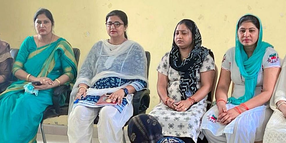 07जेएनडी18: मीटिंग में मौजूद महिला कांग्रेस जिलाध्यक्ष लाजवंती ढिल्लो व अन्य।  संवाद