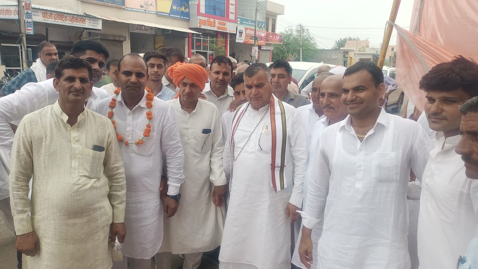 07जेएनडी24: पुराने बस स्टैंड के पास पत्रकारों से बात करते हुए सांसद सतपाल ब्रह्मचारी। संवाद 07जेएनडी24: पुराने बस स्टैंड के पास पत्रकारों से बात करते हुए सांसद सतपाल ब्रह्मचारी। संवाद