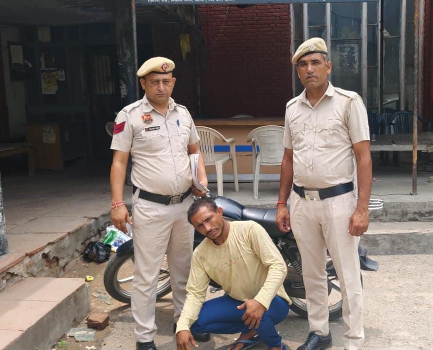 07जेएनडी27: चोरी की बाइक के साथ पकड़ा गया आरोपी। स्रोत पुलिस प्रशासन 07जेएनडी27: चोरी की बाइक के साथ पकड़ा गया आरोपी। स्रोत पुलिस प्रशासन