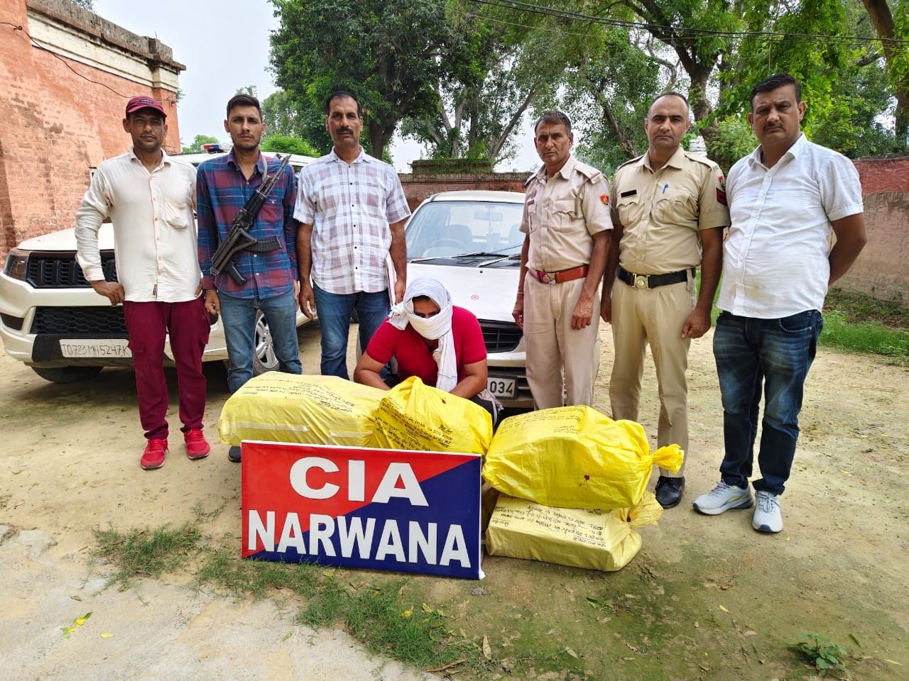 07जेएनडी33: पकड़ी गई शराब के साथ पुलिस हिरासत में आरोपी। स्रोत पुलिस प्रशासन 07जेएनडी33: पकड़ी गई शराब के साथ पुलिस हिरासत में आरोपी। स्रोत पुलिस प्रशासन