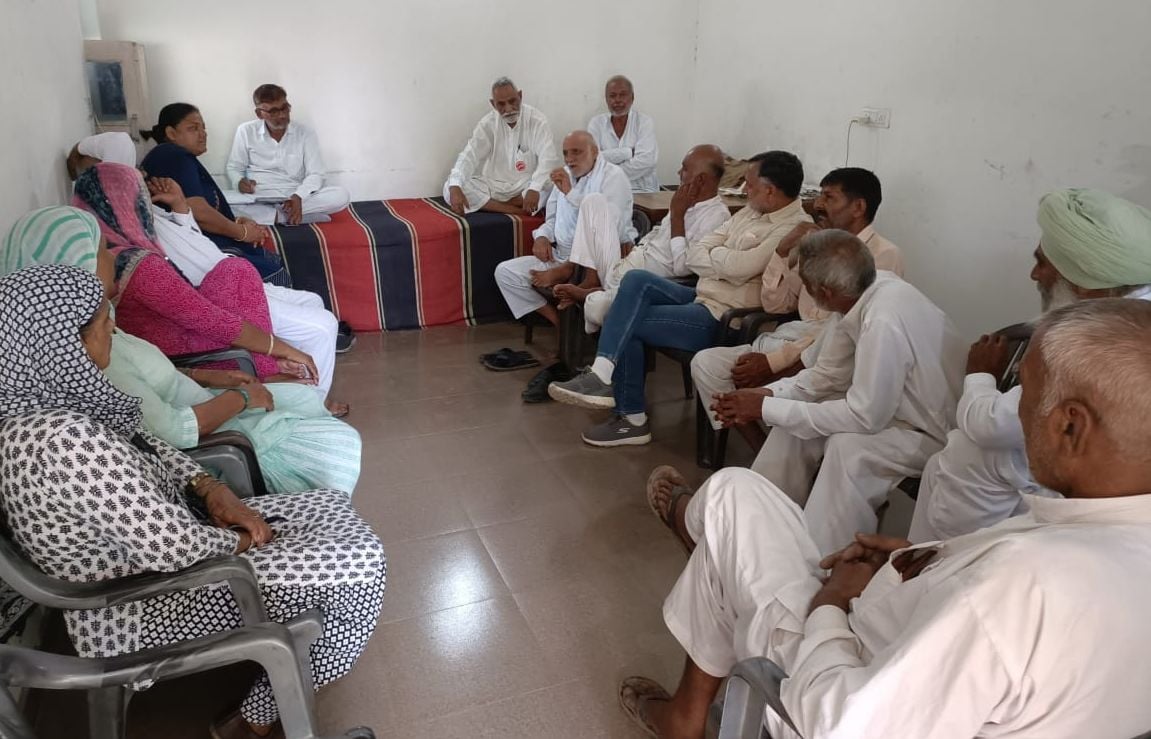 07जेएनडी36-बैठक में चर्चा करते सभा पदाधिकारी। संवाद