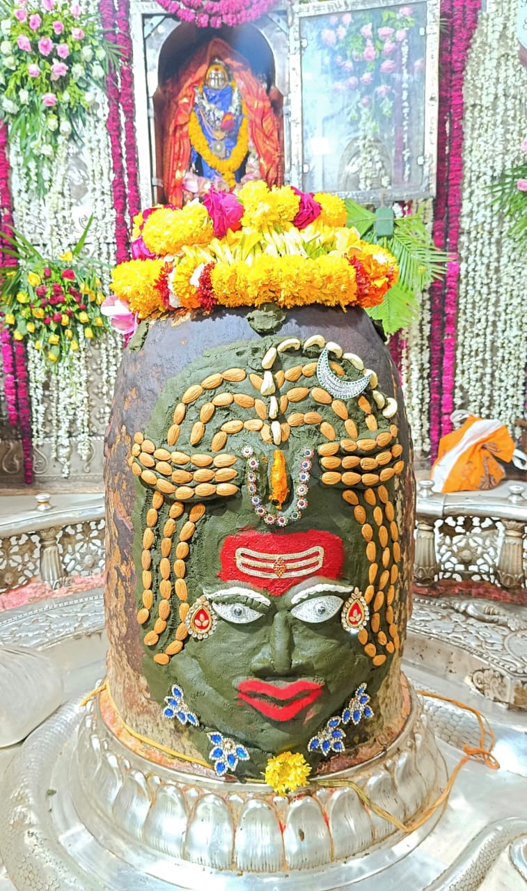 भस्म आरती के दौरान बाबा महाकाल का आज कुछ ऐसा श्रंगार हुआ भस्म आरती के दौरान बाबा महाकाल का आज कुछ ऐसा श्रंगार हुआ