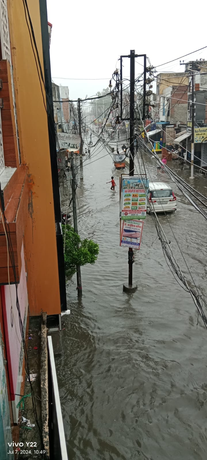 बहेड़ी। नैनीताल रोड पर जल भराव होने से तालाब में तब्दील हुआ मार्ग।