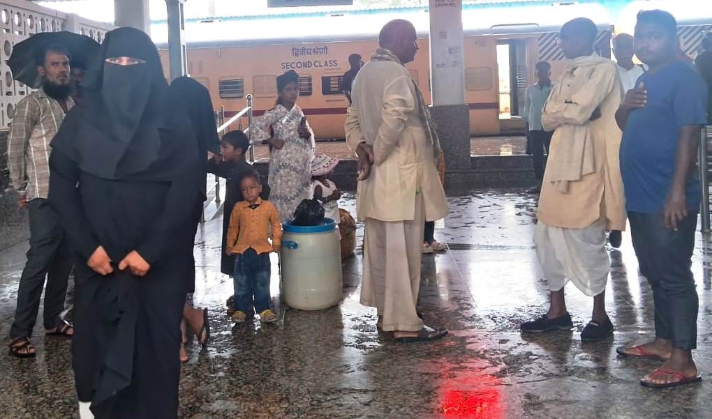 बांकेगंज में रेल ट्रैक पर गिरा पेड़।