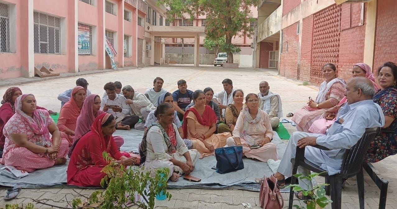 फोटो 04. सोनीपत के पंचायत भवन में सीआईटीयू की सदस्याओं को संबोधित करते वरिष्ठ नेता आनंद शर्मा। 