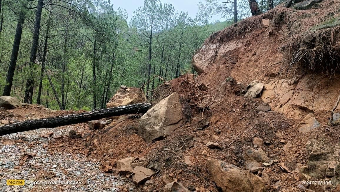 जोगिंद्रनगर में बारिश से क्षतिग्रस्त सड़क  संवाद