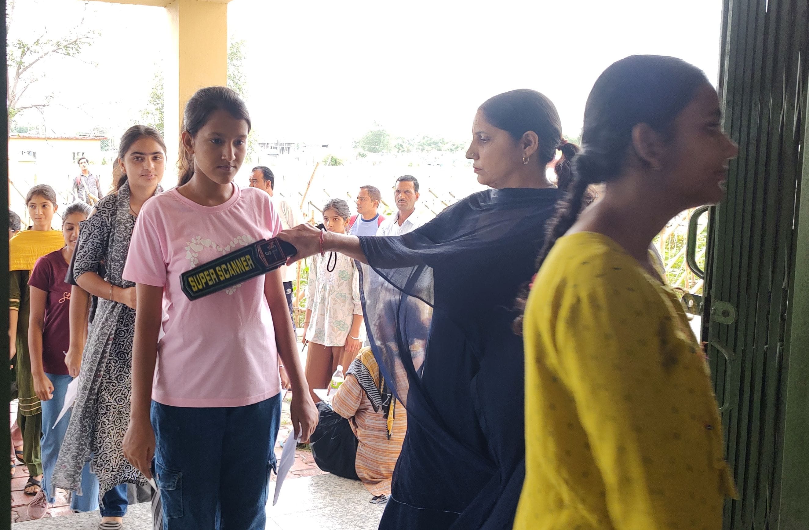 खड्ड कालेज में नर्सिग की परिक्षा देने से पहले सूचना पट पर लगे दिशार्निदेश को देखती युवतियां।संव खड्ड कालेज में नर्सिग की परिक्षा देने से पहले सूचना पट पर लगे दिशार्निदेश को देखती युवतियां।संव