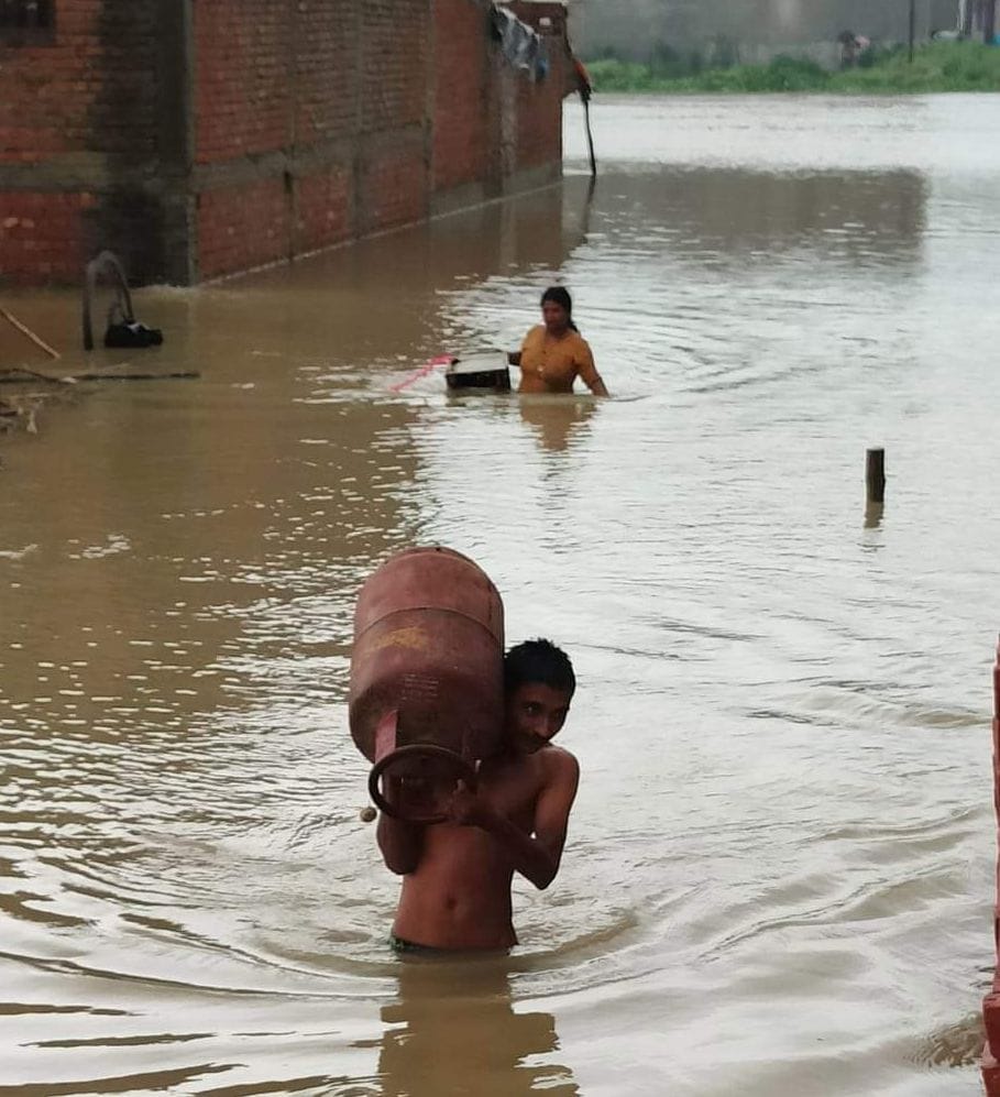 लोदीपुर में खन्नौत नदी का जलस्तर बढ़ने पर फंसी महिलाओं को ट्यूब के सहारे निकलकर लाता युवक। स्रो