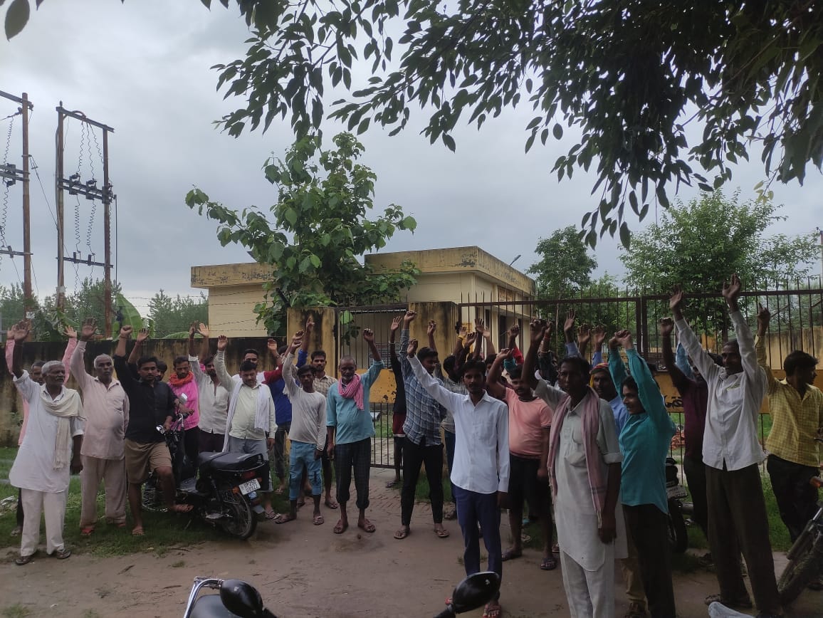 मरम्मत करता बिजलीकर्मी। संवाद मरम्मत करता बिजलीकर्मी। संवाद