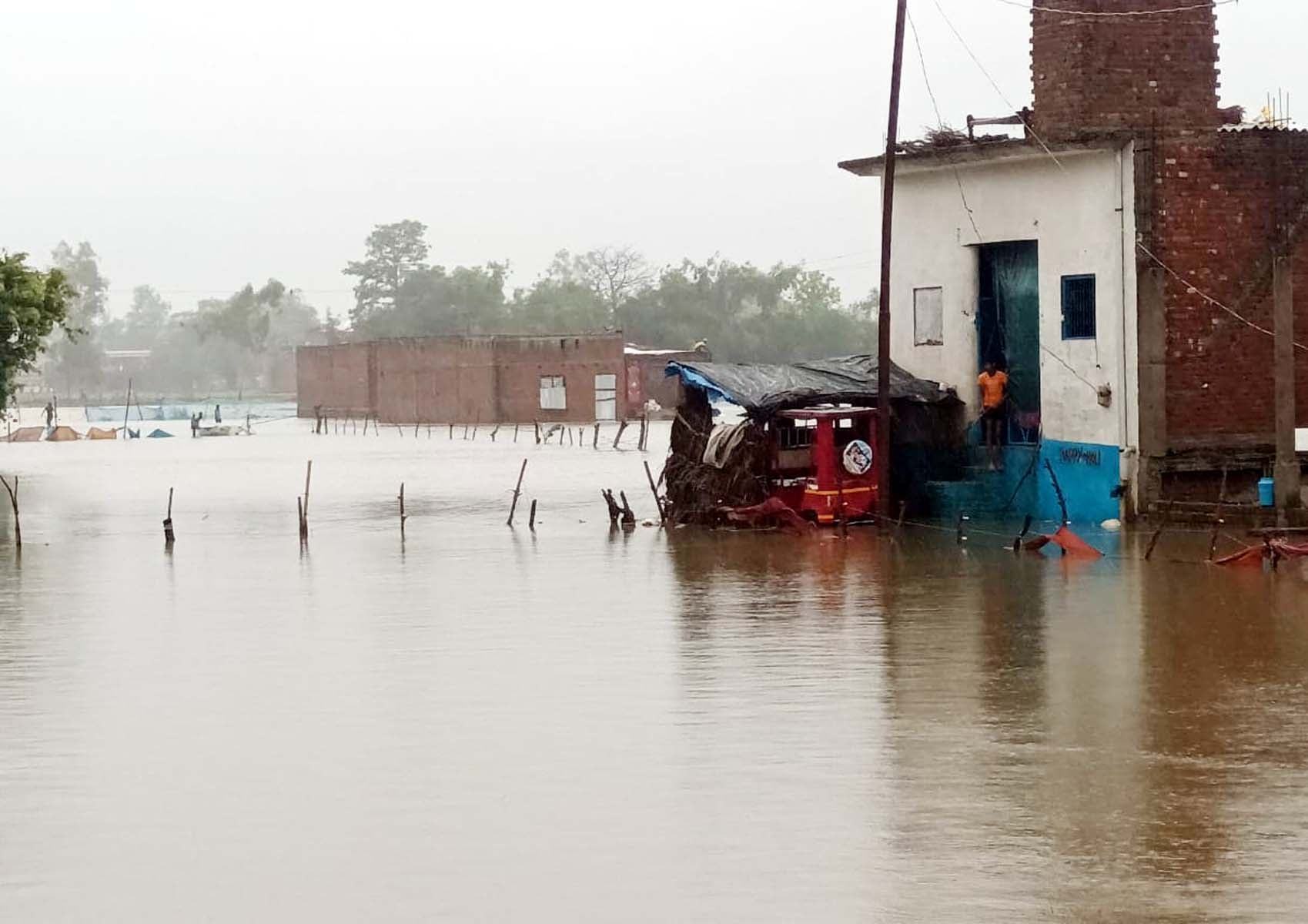 पुवायां में नाला तोड़कर पानी निकालने में लगा पालिका कर्मचारी। संवाद पुवायां में नाला तोड़कर पानी निकालने में लगा पालिका कर्मचारी। संवाद